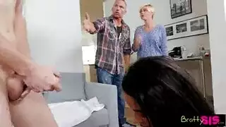 الفتاة الشابة الفاجرة تمارس الجنس مع قضيب أخيها الثخين