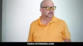 زوجة الأب تفاجئ الابن غير الشرعي وهو يستمني وتقدم له مهبلها