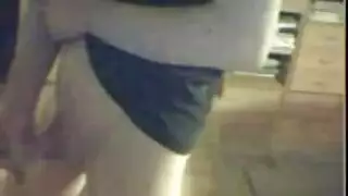 هوس سكس سحاقي: أكل كس وأنات هزات جماع على السرير