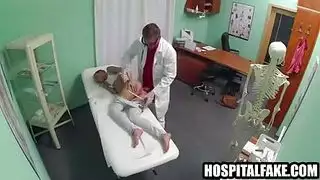 هذه الفاتنة لا تمل من القضيب في فمها ومؤخرتها