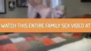 فتاة مثيرة تأخذ عضو أخيها لجنس فموي وجنسي جامح