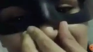 يحلف على كسها