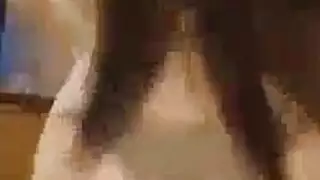 لا يستطيع اثنان من الأطفال الساخنة التوقف عن تناول المشروبات في حالة سكر أثناء لعق الثدي الكبير لصديقهما