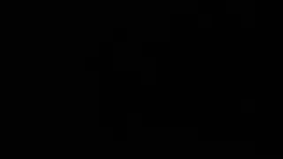 مراهقة ثملة تمارس الجنس وهي تشاهد أفلام إباحية قديمة في العمل