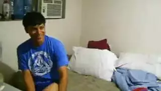 فتاة هاوية تلعب بفرجها باستخدام آلة جنس