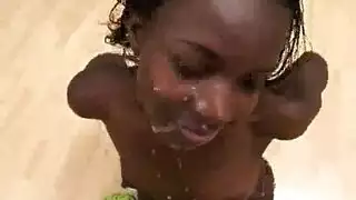 مص شهواني وجنس بين الأعراق مكثف مع فتاة جامحة