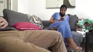 المعلمة السادية تمارس على تلميدها