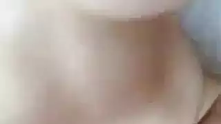 ثلاثية مثلية محظوظة تتبادل المتعة الفموية