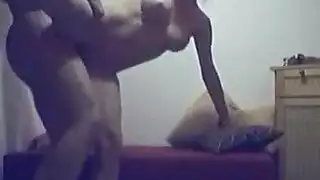 كتكوت أحمر الشعر مثير هو لعق أصابع صديقها الجيد أمام الكاميرا، بينما الركوع