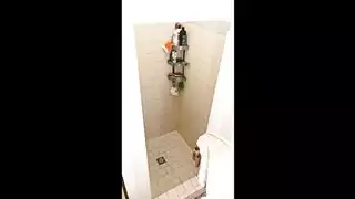 إباحية كاميرا خفية: مشاهدة العاهرات تخلع ملابسها في حمام الفندق