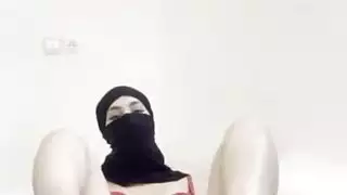 إباحية الحجاب العربي: فتاة منفردة تفرك بظرها وتضاجع أصابعها