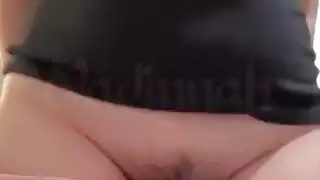 مثيرة ومفلسة، هذه الفتاة العربية تظهر ثدييها وتداعب فرجها المشعر على الكاميرا