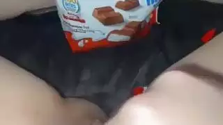 فتاة عربية هاوية تستمني بقوة من أجل الشوكولاته والقضيب الأسود الكبير