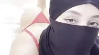 أميرة عربية محجبة تتعرض لجماع مهبلها وأقدامها في مشهد مكثف لعبادة الأقدام