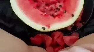 إباحية مراهقة محلية الصنع: فرج ضيق يحصل على هزات جماع مزدوجة