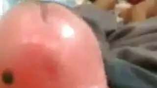 الكثير من الأولاد يحفرون ثقوبهم ويشتكون أثناء كومينغ ، بينما لا أحد يراقبهم