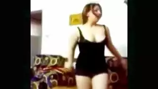 ترقص لحبيبها بشقه