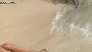 قضيبان أبيضان يدمران عارضة يابانية في علاقة ثلاثية قاسية