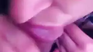 ينيك هنديه محجبة تمص زب حبيبها في السيارة