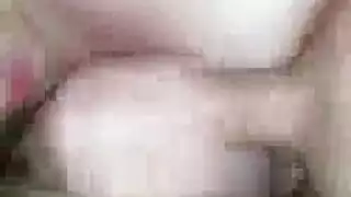 سمراء عاهرة شعراء داكنة تلعب بثدييها الهائلين أثناء جنس مهبلي صعب