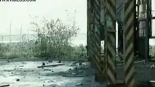 الممثلة الشقراء الساخنة في جوارب سوداء مثير فرك بوسها بلطف كس، على الأرض