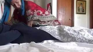 لقاء صريح: الخادمة ترحب بالقضيب الأسود الكبير للغريب الفرنسي