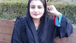 فتاة جنوب آسيوية محجبة تمتلئ بالسائل العربي، وهي تصرخ