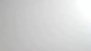 مراهقة شابة تتحمل ثلاثة أعضاء ذكورية في مغامرة جنسية رباعية صريحة