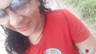 إباحية برية في الخارج: بينيلوبي أولسن تومض ببزازها الكبيرة ومهبلها المبلل علناً