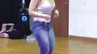 مشهد إباحي قوي: آسيوية صدرها صغير تمارس الجنس مع فرجها بأصابعها