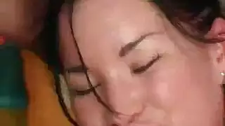 حوريات بريطانيات سمراوات في ملابس داخلية جريئة يتحولن إلى وحوش