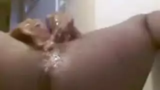 فتاة سمراء تمص قضيب حبيبها بينما يصورها لمشهد إباحي