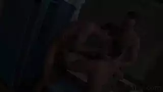 قضيب البستاني العملاق يغزو ثقوبهما