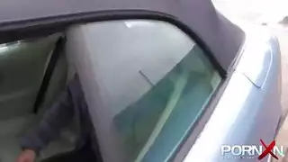 مراهقة متلألئة تتبول في العلن – تبول إباحي قاسي