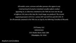 نيك وحشي: شقراء مراهقة تعاني ألم وإذلال