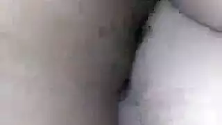 فتاة الدراجة النارية المثيرة تتوسّل لقضيب عارٍ أثناء الركوب