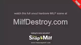 امرأة موروثة كبيرة المؤخرة تتعرض لتفجير ظهرها