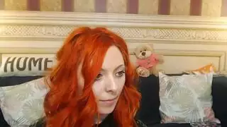 الشقراء تمص بعمق ثم تصعد للأعلى لجنس قاسي