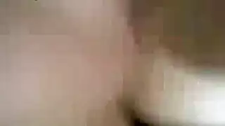 امرأة ناضجة تخفي وجهها وهي تعبث بفرجها بأصابعها