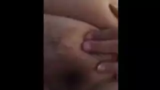 رجلان يمارسان الجنس مع فتاة جامعية على الأريكة ويستمتعان بكل هدية يحصل عليها أحدهما