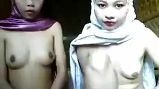 مراهقة محجبة في جنس مزدوج وتدليك بالأثداء