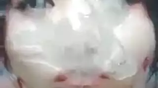 الخنثى كبيرة الثدي ليزا تمص قضيباً وتتلقى أحمالاً متعددة