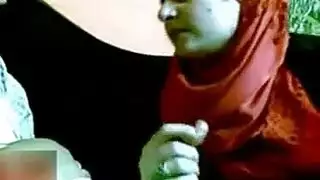 محجبة متزوجة تأخذ قضيب عشيقها في فمها وفرجها