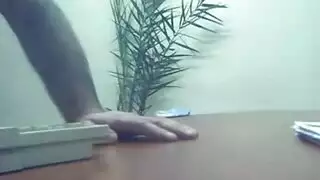 سكرتيرة مصرية تمارس الجنس في المكتب: الكاميرا المخفية تلتقط كل أوضاعها