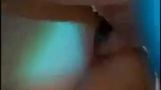 شقراء ذات أثداء صناعية ضخمة تبلغ النشوة بقوة وضجيج