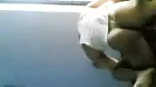 كيشا تحصل على المتعة من طائرتها الورقية