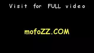 معلمة شقراء ممتلئة الصدر تأخذ قضباناً شابة في المدرسة