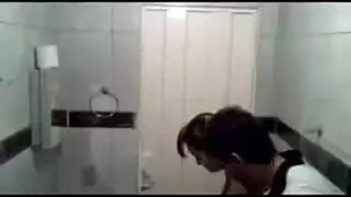 جنس قوي في الحمام: بورن في مرحاض عام