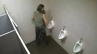 صاحبته تمصله في دورة المياه العامة