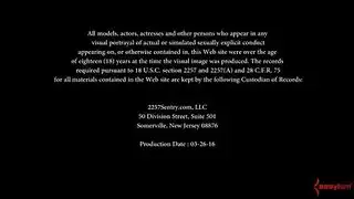 سيد مسيطر يمسك عاهرة ممتلئة ويصفع خديها الممتلئين